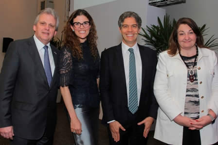 Na foto, Ricardo Amorim e a CEO da LATAM Airlines Brasil, Claudia Sender, entre os presidentes da ABAV Nacional, Edmar Bull, e Braztoa, Magda Nassar. Imagem: Rogério Canella