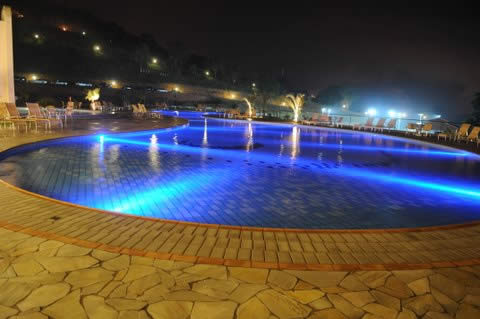 Hotel Villa Di Mantova - A noite a piscina iluminada