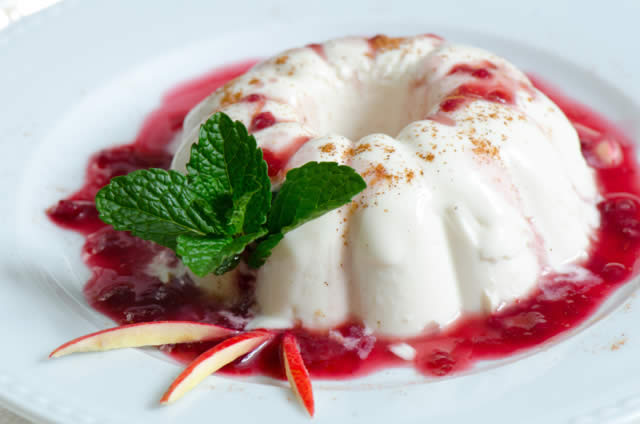  Panna Cotta, Cullis de Morango com Pimenta em Pérolas de Coco 