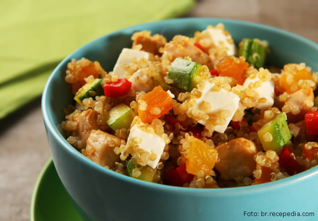 SALADA DE FRANGO COM QUINOA - 3 saladas perfeitas para o calor