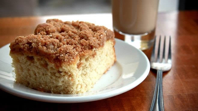 BOLO DE QUEIJO COM COBERTURA DE PAOCA