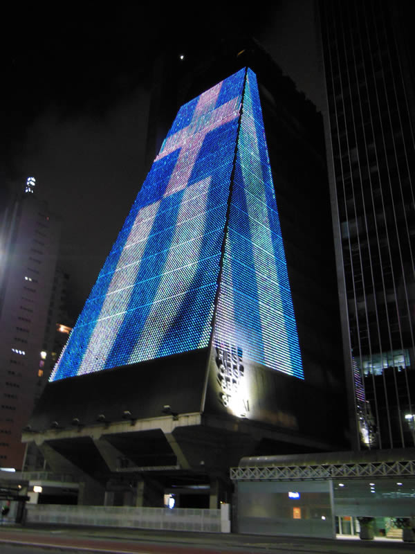 Cristo Redentor abenoa o povo grego e FIESP Projeta imagens da cultura em So Paulo